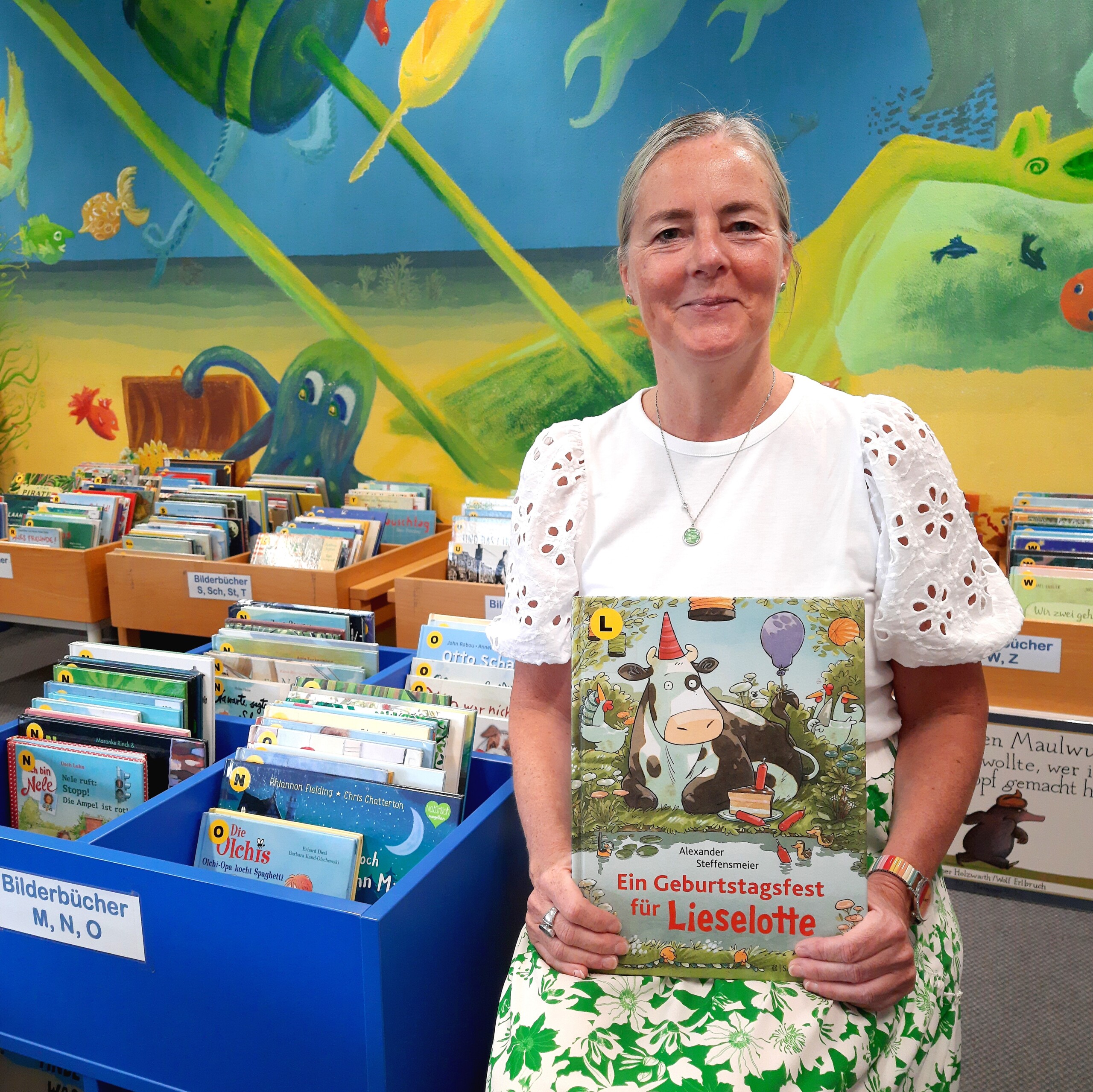 Foto einer Mitarbeiterin der Bibliothek zum Thema Bilderbuchkino Foto mit Mitarbeiterin zum Thema Bilderbuchkino