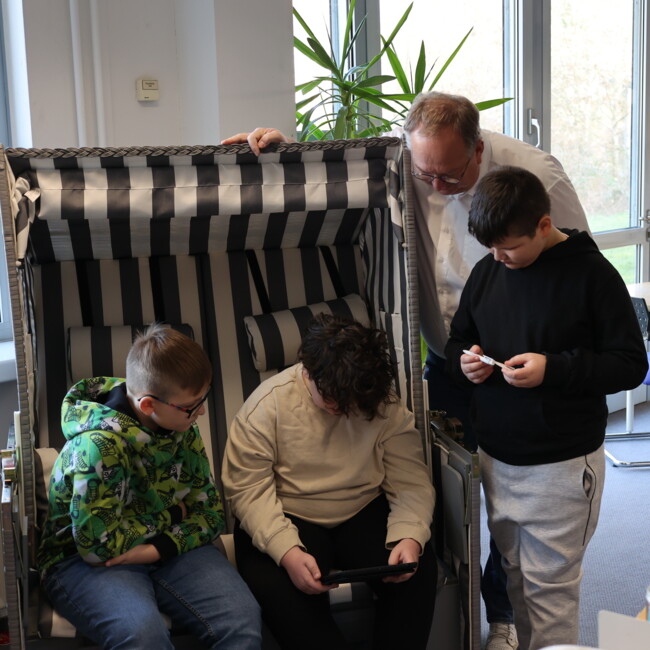 Foto von Kindern, die die Tablets der Bibliothek nutzen
