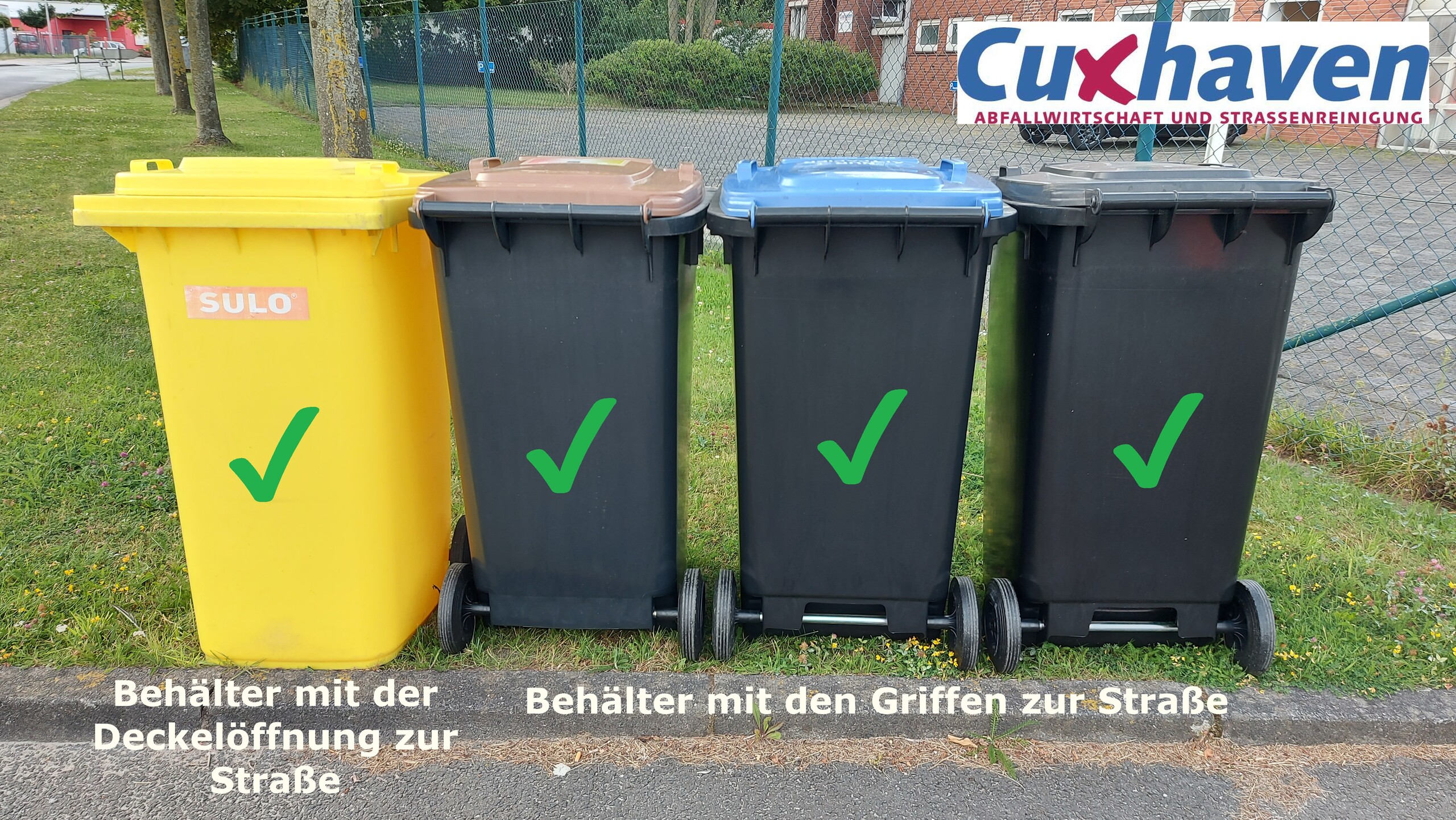 Das Foto zeigt Abfallbehälter mit einem Hinweis, wie die Tonnen an der Straße zur Abholung abgestellt werden sollten.