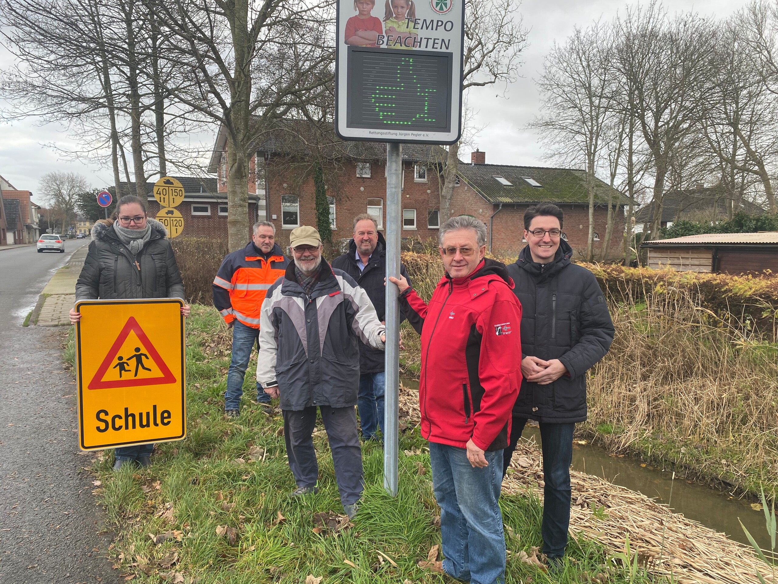 Richard Heinisch (vorne) und die Rettungsstiftung Jürgen Pegler übergaben an Ortsbürgermeister Christoph Frauenpreiß (rechts), den ehemaligen Ortsbürgermeister Hans-Jürgen Umland (3.v.l), Katharina Stegemann (links), Andreas Bullwinkel (2.v.l.) (beide Stadtverwaltung) und Oberbürgermeister Uwe Santjer das Display und insgesamt sechs Warnschilder. Foto: Stadt Cuxhaven Richard Heinisch (vorne) und die Rettungsstiftung Jürgen Pegler übergaben an Ortsbürgermeister Christoph Frauenpreiß (rechts), den ehemaligen Ortsbürgermeister Hans-Jürgen Umland (3.v.l), Katharina Stegemann (links), Andreas Bullwinkel (2.v.l.) (beide Stadtverwaltung) und Oberbürgermeister Uwe Santjer das Display und insgesamt sechs Warnschilder. Foto: Stadt Cuxhaven