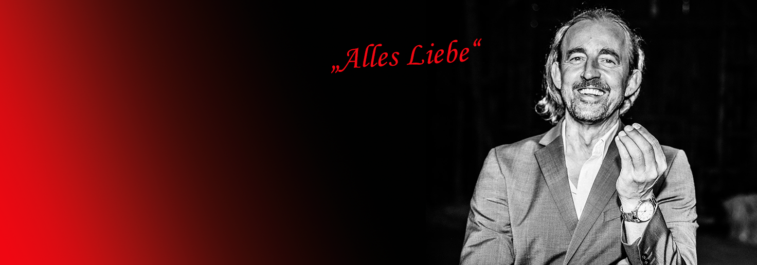 Mit Gesang und akustischer Gitarre unterhält Michael Raeder mit "Alles Liebe" im Schloss Ritzebüttel