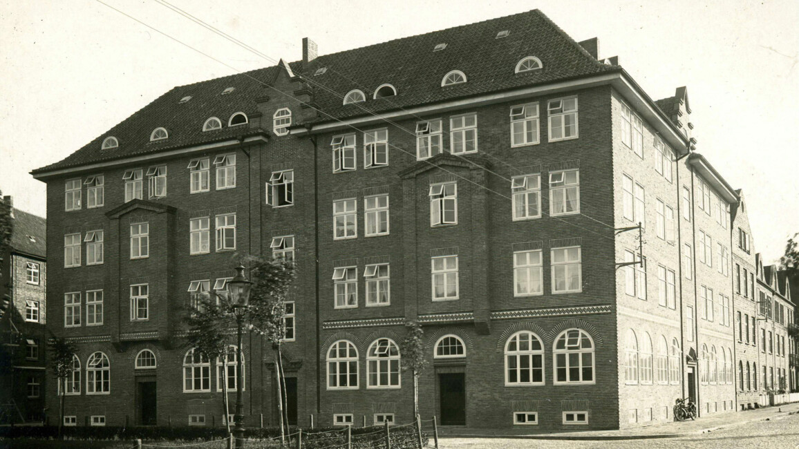 Foto der Bibliothek aus der 70er Jahren an der alten Adresse