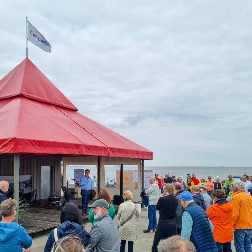 Foto zeigt den Baudezernenten Eickmann der Bürgerinnen und Bürger über ihre Möglichkeiten der Beteiligung an der Entwicklung der Grimmershörnbucht informiert Foto einer Veranstaltung in der Cuxhavener Grimmershörnbucht