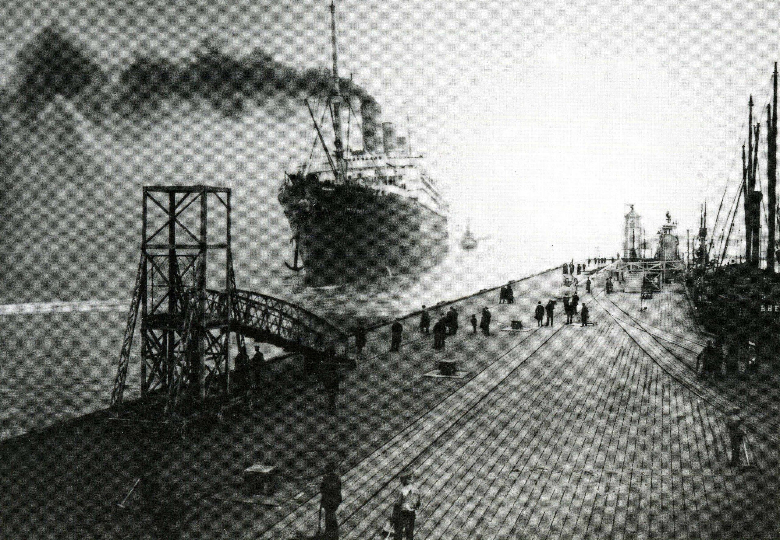 Foto des Passagierdampfers Imperator am Steubenhöft Cuxhaven