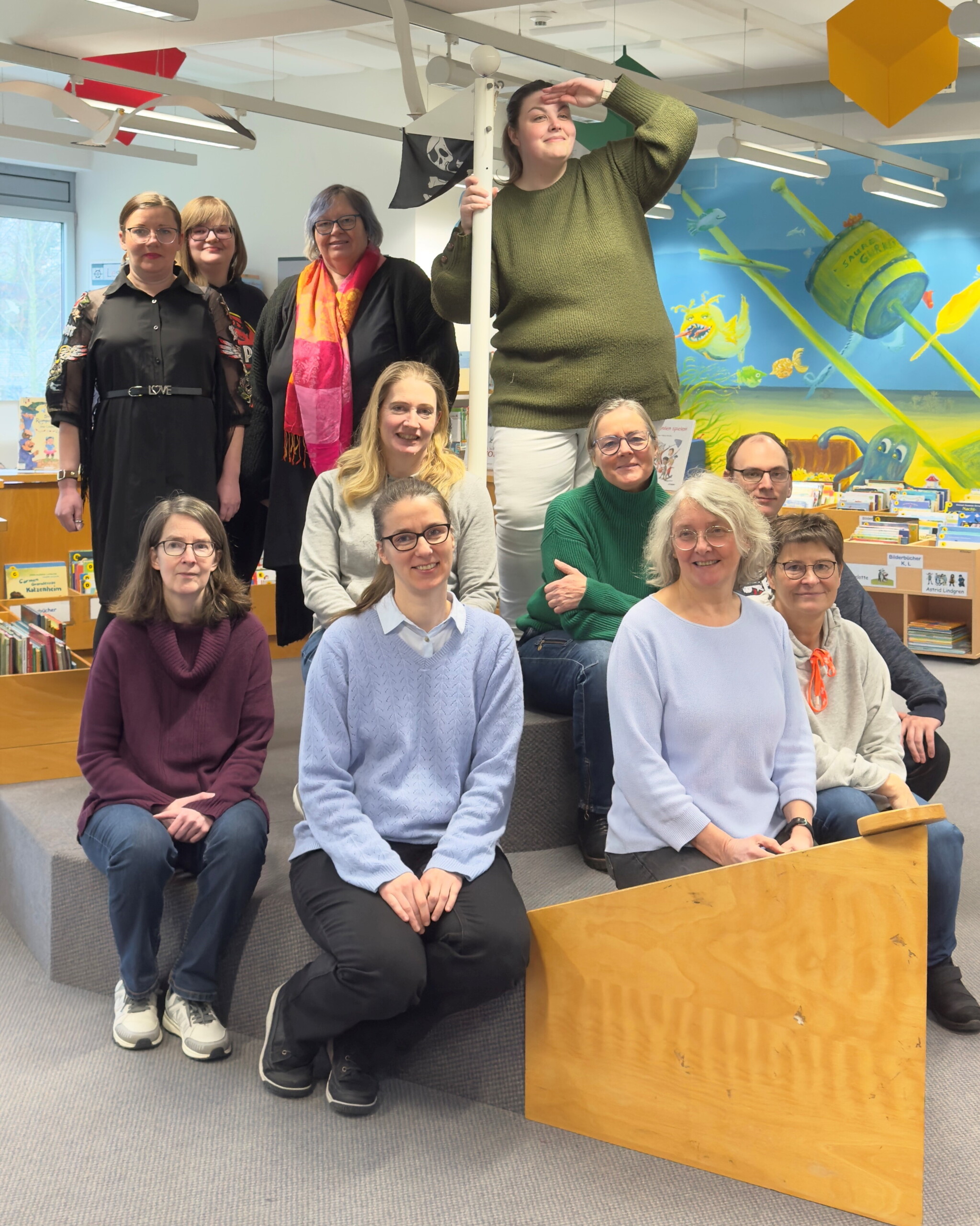 Foto des Teams der Bibliothek als Link zu einer Seite "über uns" mit Informationen über die Bibliothek