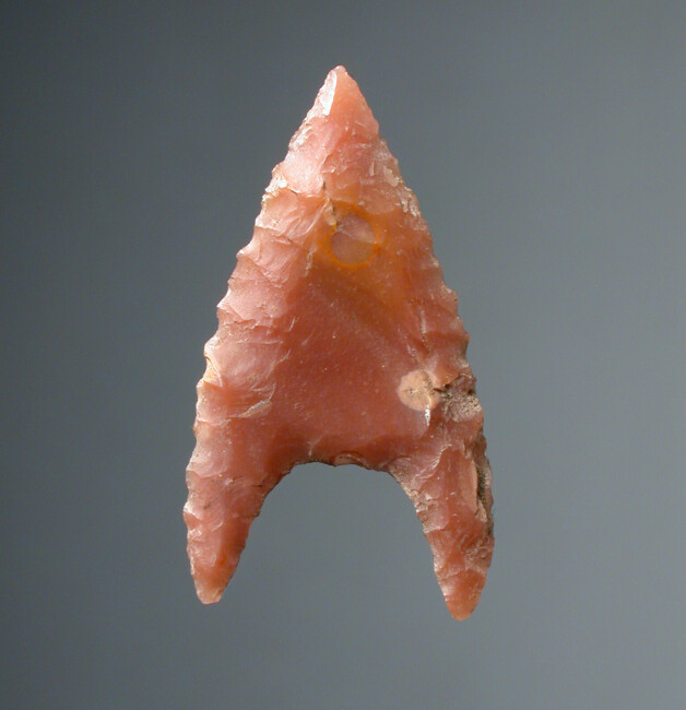 Pfeilspitze aus rotem Helgoländer Flint von der Insel Sylt