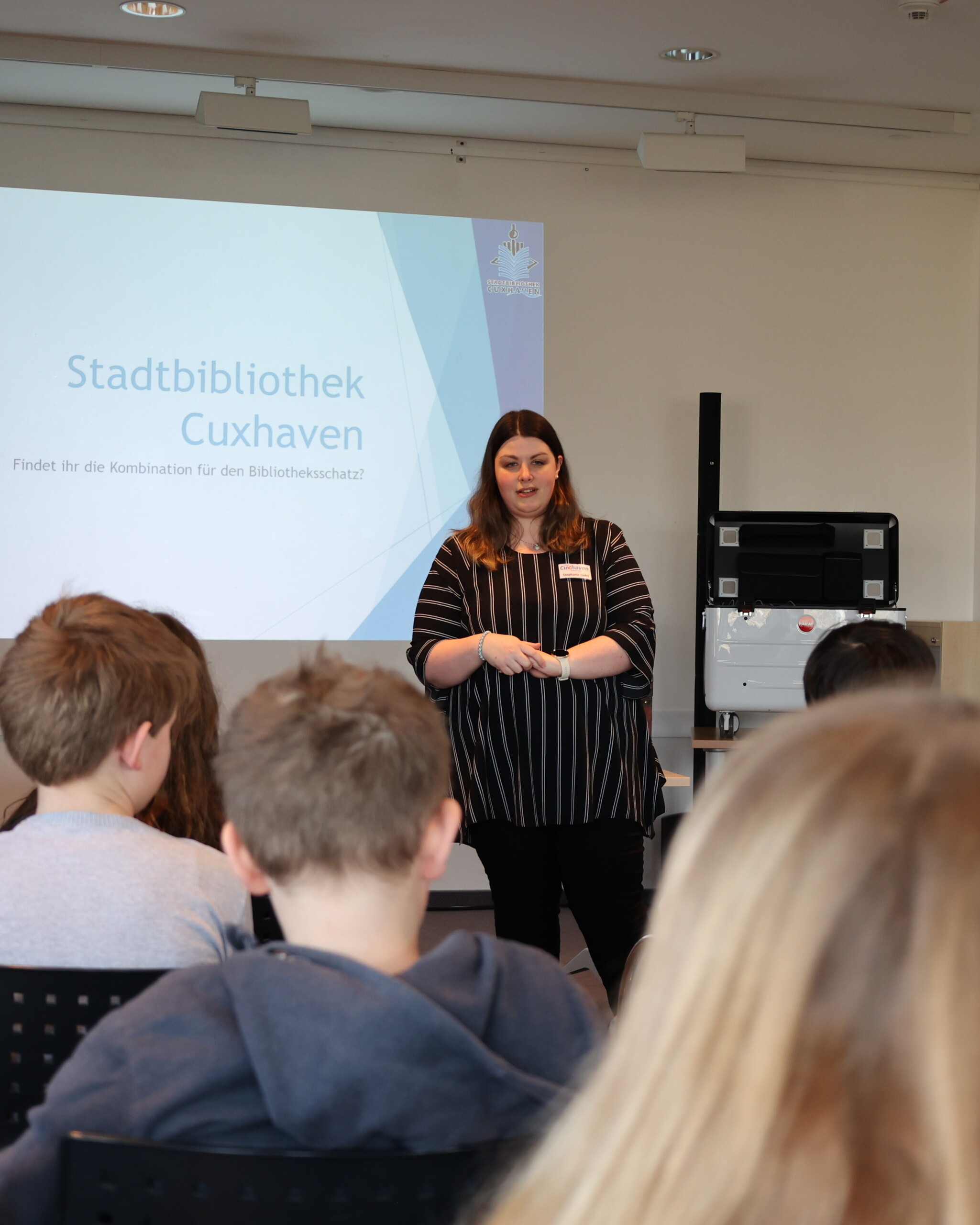 Foto der Bibliotheksleitung mit Schülerinnen und Schülern als Link zu Seite Schulen
