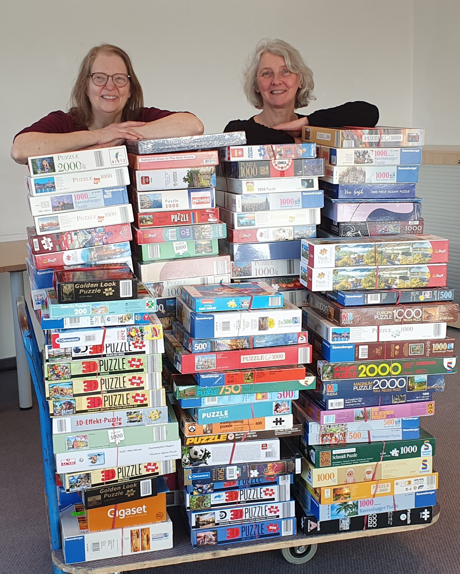 Foto avon zwei Mitarbeiterinnen der Bibliothek als Link zum Service der Bibliothek 