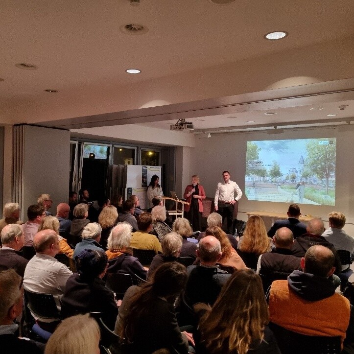 Foto zeigt Vorstellung des Entwurfs zur Deichstraße durch Frau Gäckle (TREIBHAUS Landschaftsarchitektur) und Herrn Cassens (IST Verkehrsplanung)