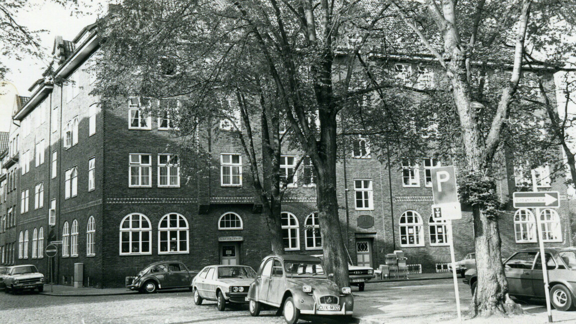 Foto der Bibliothek aus der 70er Jahren an der alten Adresse
